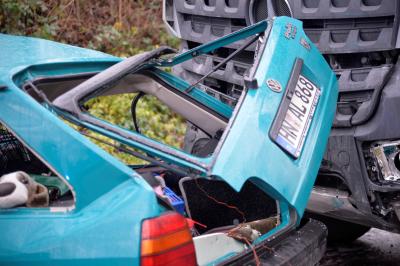 Brackenheim: Pkw faehrt in Lkw - Autofahrer stirbt noch an der Unfallstelle